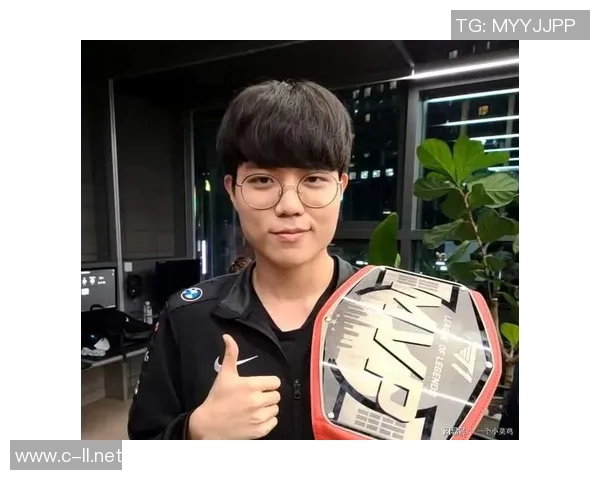 Hope在对抗小吕布时惨遭1-7打击下路差距明显引发热议